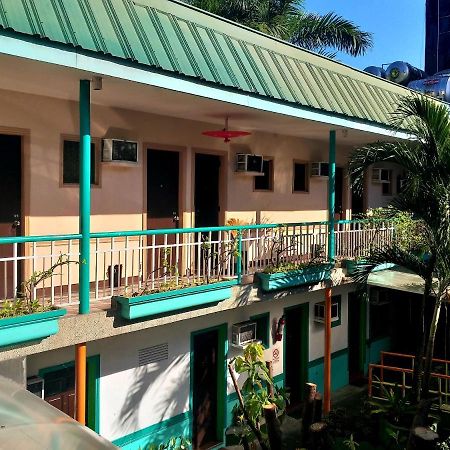 Park Vil-La Apartelle Quezon City Buitenkant foto