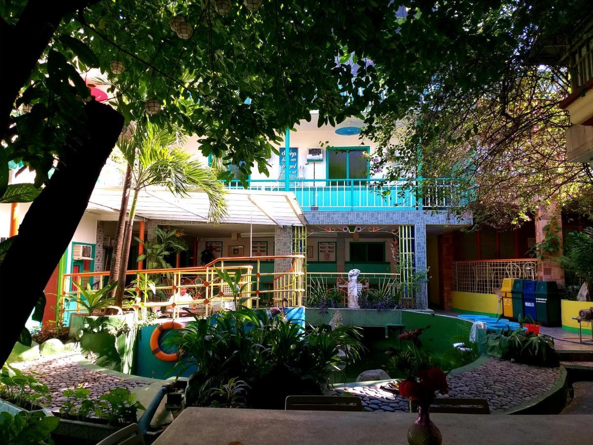 Park Vil-La Apartelle Quezon City Buitenkant foto
