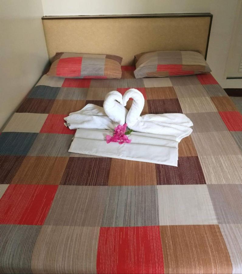 Park Vil-La Apartelle Quezon City Buitenkant foto