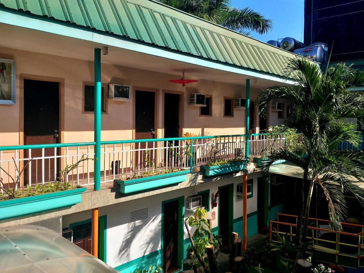 Park Vil-La Apartelle Quezon City Buitenkant foto